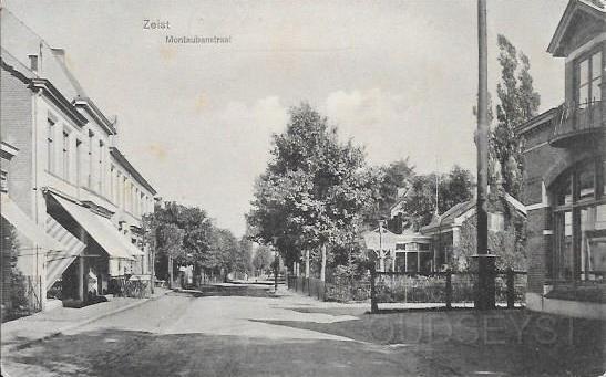 Centrum Zeist0002, Montaubanstraat. 1910.jpg - De Montaubanstraat in 1910 een belangrijke winkelstraat. Rechts de Walkartweg en een pand dat half zichtbaar is, daar zat vroeger Drukkerij van Lonkhuizen in 1913 en later de gebroeders Karelse die een eigen Kapperszaak runde. Daarnaast was de heer D. Meeuwenberg gevestigd met zijn Bloemisterij genaamd “Flora”. Op deze plek staat nu nieuwbouw waar een grote Tandartsen praktijk in is gevestigd. Links Winkel in hoeden en petten van de firma B. Th. Booije.